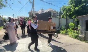 «Бітіру кешінің орнына қайырымдылық»: Алматыда мектеп түлектері ерекше балалар мен көпбалалы отбастарына көмек көрсетті