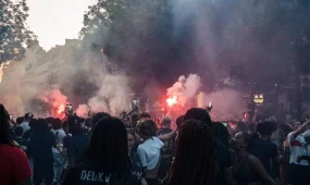 Один человек погиб во время беспорядков в Париже после победы ПСЖ