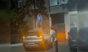 В Павлодаре мужчина устроил «прыжки» на крыше чужой машины
