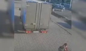 Машина сбила мать с ребенком на тротуаре в Экибастузе (ВИДЕО)