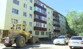 Ақтөбеде өрткен оранған жатақхананың шатырынан су сорғалап тұр