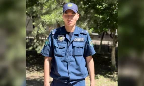 Полицейский в Кокшетау спас жизнь водителю, которому стало плохо на дороге