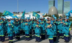 Астанада 100-ге жуық коммуналдық қызметкер Әнұранды бірге орындады