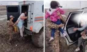 57 человек эвакуировали с размытой дороги под Атырау