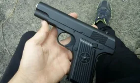С «пистолетом» к бывшей: житель Уральска устроил дебош в клинике