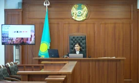 Сұлтан Сәрсемәлиевтің сотында бұрынғы қайын ата мен енесін қалай өлтіргенін егжей -тегжей баяндаған тергеу кезіндегі видеосы көрсетілді
