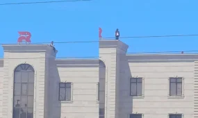 В Актау девушка забралась на крышу ради видео для соцсетей