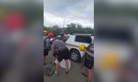 Спасатели спустили с горы застрявшего туриста