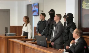 Қайын жұртын асқан қатыгездікпен қырып тастаған соң  қандықол күйеу бала бірден Меккеге тартып тұрған