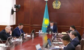 Олжас Бектенов теміржол саласына жауапты министрлік пен компанияларды сынға алды