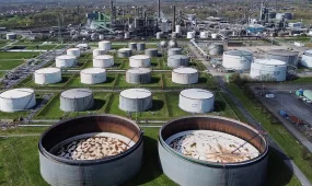 Цены на нефть опустились ниже 80 долларов за баррель