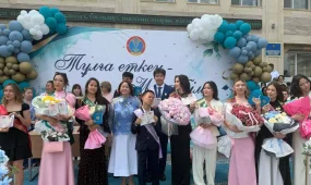 Димаш елордалық мектеп түлегіне сый жасады