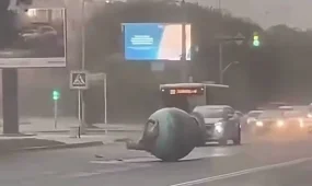 Ураганный ветер в Актобе срывал крыши и валил деревья: часть города осталась без света
