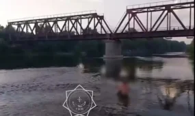 Өскеменде көпірден суға секірген ер адамды құтқарушылар алып шықты