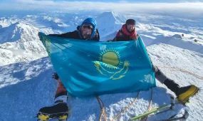 Флаг Казахстана водрузили на североамериканском Денали