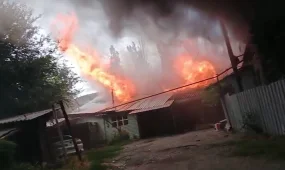 Шесть семей остались без крыши над головой после страшного пожара в Алматинской области