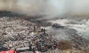 Пожар на мусорном полигоне Астаны тушат в экстремальных условиях