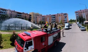 Өрт сөндірушілер аптап ыстықта балаларға қуаныш сыйлады