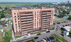 Неработающие лифты, протекающая кровля и подтопленные нечистотами подвалы: сироты и многодетные семьи пожаловались на условия в новой многоэтажке