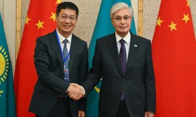 Президент Казахстана принял в Шанхае партнера и президента Xiaomi Corporation