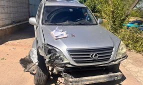 Угнал и разбил: в Степногорске рабочий тайком забрал Lexus у спящего хозяина
