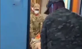 В Конаеве спасатели помогли пожилой женщине, которая не могла подняться с пола (ВИДЕО)