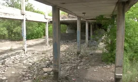 "Дерутся, курят и колются" - жители Караганды требуют снести заброшенные школу и детский сад, где обитают асоциальные лица