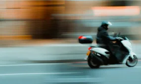 Таразда полициядан қашқан мас мопед жүргізушісі 20 тәулікке қамалды