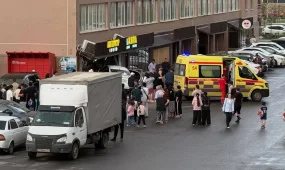 В Астане автомобиль врезался в овощной павильон: пострадала 15-летняя девушка