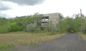 Қарағандылықтар Майқұдықтағы қаңыраған қауіпті ғимаратты қоршауды сұрайды