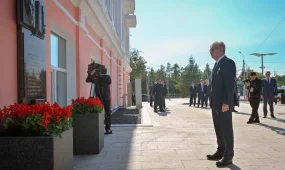 Президент возложил цветы у мемориальной доски Кемелю Токаеву в Омске
