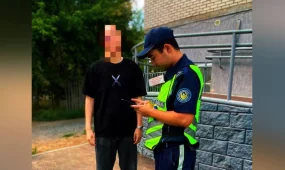 Жүргізуші алдыңғы есіктің терезесінен шығып, ән айтқан