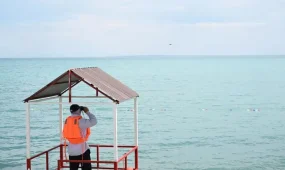 Алакөл көлінде құтқарушылар екі демалушыны қауіпсіз жерге жеткізді