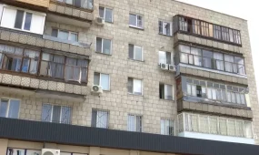 Павлодарда әйелдің басына мұз кесегін лақтырған  адам табылды