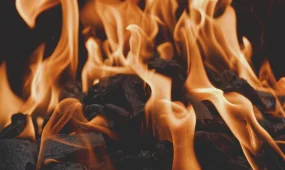 Қарағандыда полиция қызметкері өрт шыққан пәтерден 5 баланы құтқарып қалды
