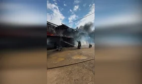 Крупный пожар произошёл на складе строительного рынка в Актобе
