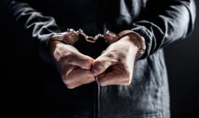Алматыда ондаған есірткі орамасымен жүрген күдікті ұсталды