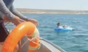 Спасатели МЧС спасли девушку, унесенную в море на надувном круге