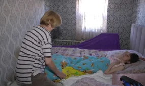 Сал болып төсекке таңылған әйел екі баласы және анасымен бірге апатты үйде тұрып жатыр