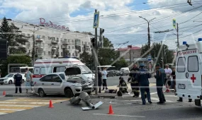 Автомобиль влетел в толпу пешеходов в Омске