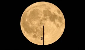 SpaceX зымыранының бөлшегі айға құлады