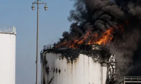 На месторождении в Мангистау загорелся нефтяной резервуар