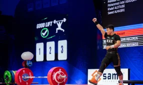 Акжол Курманбек выиграл золото чемпионата Азии по тяжелой атлетике
