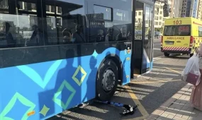 В Астане несовершеннолетний на электросамокате попал под колеса автобуса