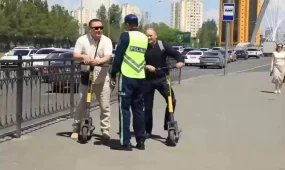В Астане подросток на электросамокате попал под колеса автобуса