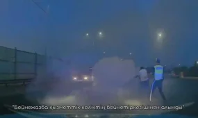 Автомобиль с двумя девушками в салоне вспыхнул на трассе Самара – Шымкент