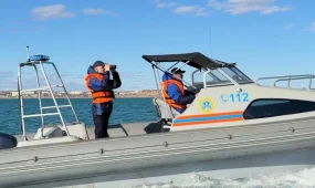 Жеті адам көлдің ортасында қалып қойған, арасында екі бала бар