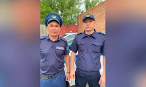 Двоих коммунальщиков без сознания вытащил из люка полицейский в ВКО
