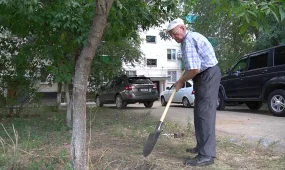 93-ёх летний ветеран труда из Уральска благоустраивает двор многоэтажки и помогает своим соседям