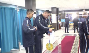 Военнослужащие Национальной гвардии голосуют на выборах депутатов Курултая